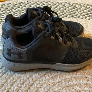 Under Armour 5y black/grey shoes